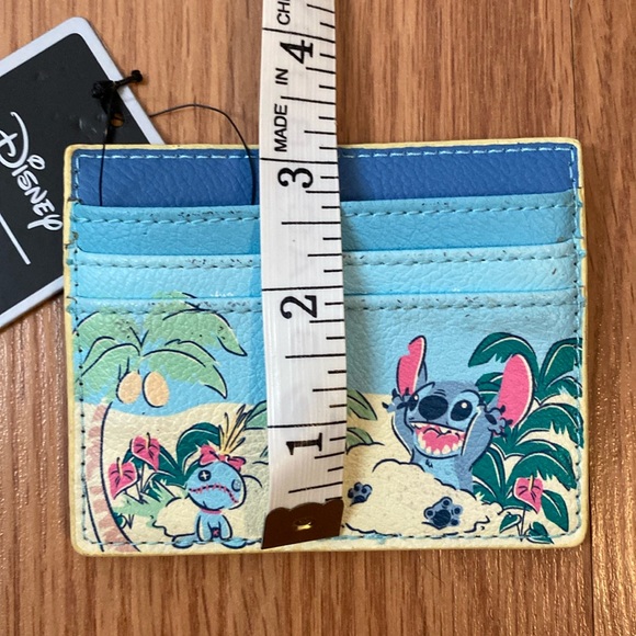 ❤️ Disney’s Lilo and Stitch Loungefly Card Holder Wallet NWT - Picture 7 of 8